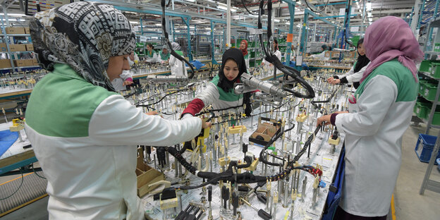 Arbeiterinnen in einer Produktionshalle für Kabelbäume Arbeiterinnen in einer Produktionshalle für Kabelbäume