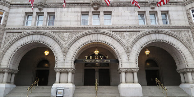 Treppe zu drei Torbögen, darüber Aufschrift "Trump Hotel" Treppe zu drei Torbögen, darüber Aufschrift "Trump Hotel"