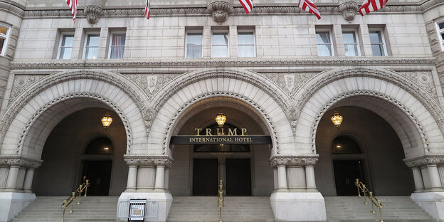 Treppe zu drei Torbögen, darüber Aufschrift "Trump Hotel"