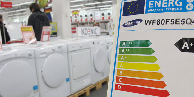 Ein Label mit Angabe der Energieeffizienzklasse in einem Geschäft für Elektrogeräte Ein Label mit Angabe der Energieeffizienzklasse in einem Geschäft für Elektrogeräte