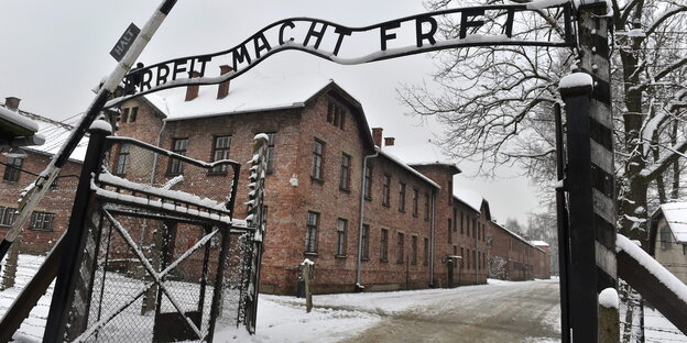 Der Schriftzug "Arbeit macht frei" über dem Haupttor des ehemaligen KZ Auschwitz-Birkenau Der Schriftzug "Arbeit macht frei" über dem Haupttor des ehemaligen KZ Auschwitz-Birkenau