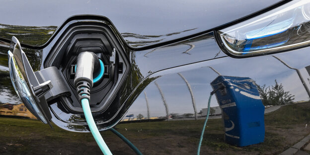 ein Eletroauto wird aufgetankt ein Eletroauto wird aufgetankt