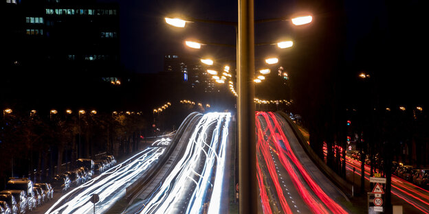 Rot und weiß leuchten die beiden Spuren einer Autobahn in der Nacht Rot und weiß leuchten die beiden Spuren einer Autobahn in der Nacht