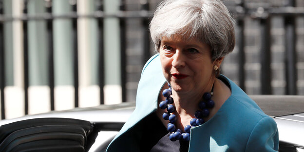 Theresa May steigt aus einem Auto Theresa May steigt aus einem Auto