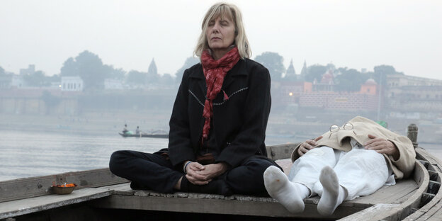 Jutta Winkelmann meditiert auf einem Boot sitzend in Indien, neben ihr liegt ihr Partner Rainer Langhans. Jutta Winkelmann meditiert auf einem Boot sitzend in Indien, neben ihr liegt ihr Partner Rainer Langhans.