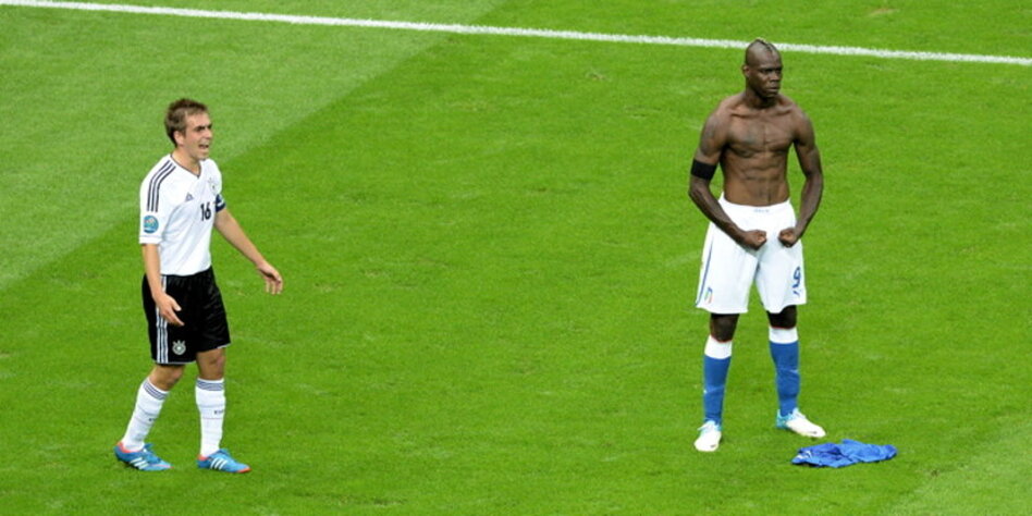 mario balotelli pose mario balotelli pose