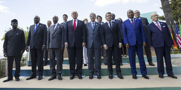 Yemi Osinbajo wirkt viel weniger staatsmännisch als die anderen G7-TeilnehmerInnen neben ihm Yemi Osinbajo wirkt viel weniger staatsmännisch als die anderen G7-TeilnehmerInnen neben ihm