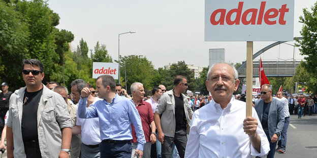 Kemal Kilicdaroglu fürhrt mit einem Schild in der Hand einen Protestzuag an Kemal Kilicdaroglu fürhrt mit einem Schild in der Hand einen Protestzuag an