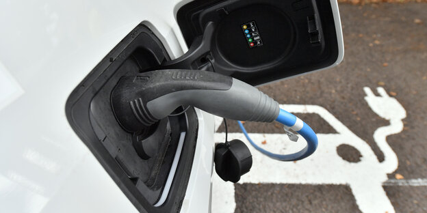 Ein Ladekabel steckt in einem Elektroauto Ein Ladekabel steckt in einem Elektroauto
