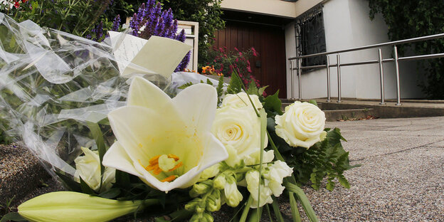 Ein Strauß Blumen vor Helmut Kohls Wohnhaus in Oggersheim Ein Strauß Blumen vor Helmut Kohls Wohnhaus in Oggersheim