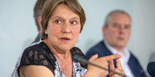 Renate Ellmenreich spricht auf einer Pressekonferenz Renate Ellmenreich spricht auf einer Pressekonferenz