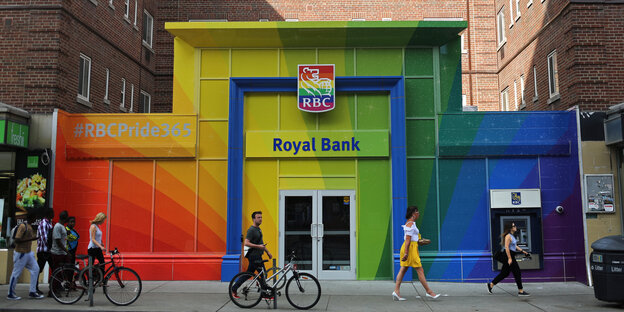 Eine Bank in Regenbogenfarben angemalt in Toronto Eine Bank in Regenbogenfarben angemalt in Toronto