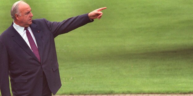 Helmut Kohl mit ausgestrecktem Arm Helmut Kohl mit ausgestrecktem Arm