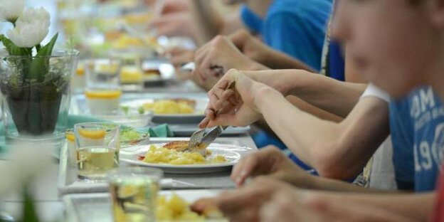 Schüler essen am 08.07.2013 in der Mensa der Schule. Schüler essen am 08.07.2013 in der Mensa der Schule.
