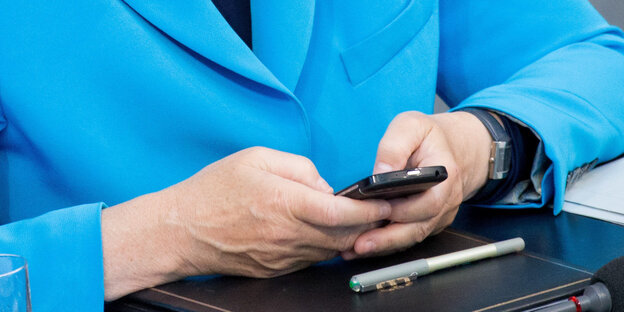 Angela Merkel benutzt ein Smartphone Angela Merkel benutzt ein Smartphone
