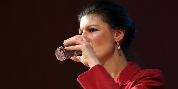 Sahra Wagenknecht trinkt Sahra Wagenknecht trinkt