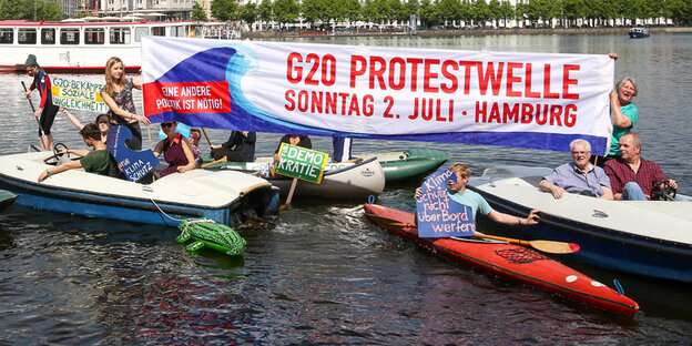 Boote und Banner auf der Alster Boote und Banner auf der Alster