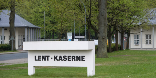 Der Name der Lent Kaserne steht auf einem weißen Sockel vor dem Haupttor des Kasernengeländes Der Name der Lent Kaserne steht auf einem weißen Sockel vor dem Haupttor des Kasernengeländes