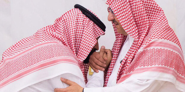 Mohammed bin Salman küsst Mohammed bin Nayef die Hand Mohammed bin Salman küsst Mohammed bin Nayef die Hand