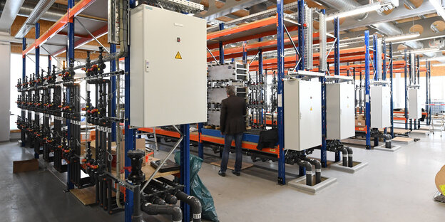 Beim Fraunhofer-Institut wird eine Batterie zur Speicherung von Windstrom aufgebaut. Beim Fraunhofer-Institut wird eine Batterie zur Speicherung von Windstrom aufgebaut.