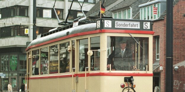 Alte Straßenbahn mit Deutschlandfahne Alte Straßenbahn mit Deutschlandfahne