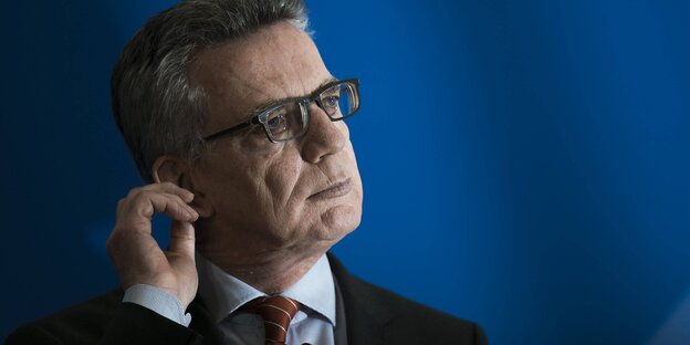 thomas de maizière fasst sich ans Ohr thomas de maizière fasst sich ans Ohr
