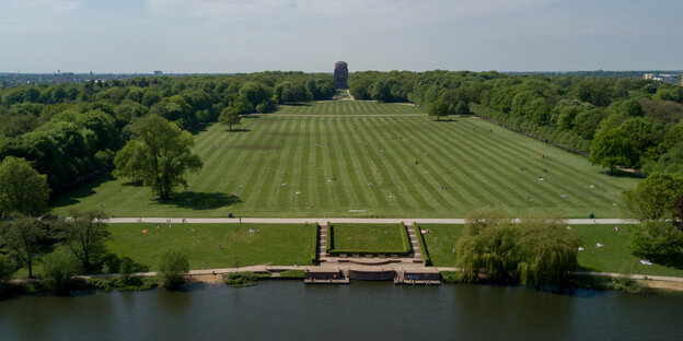 Blick auf Park mit weiter Wiese Blick auf Park mit weiter Wiese