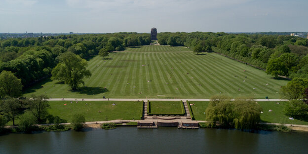 Blick auf Park mit weiter Wiese