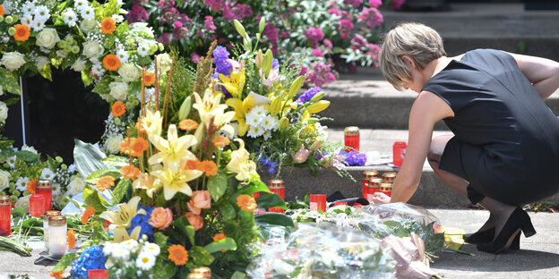 Maike Kohl-Richter bückt sich zu den Blumen, die vor ihrem Haus in Oggersheim abgelegt wurden Maike Kohl-Richter bückt sich zu den Blumen, die vor ihrem Haus in Oggersheim abgelegt wurden