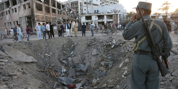 Bombenkrater nach Anschlag nahe der deutschen Botschaft in Kabul. Bombenkrater nach Anschlag nahe der deutschen Botschaft in Kabul.