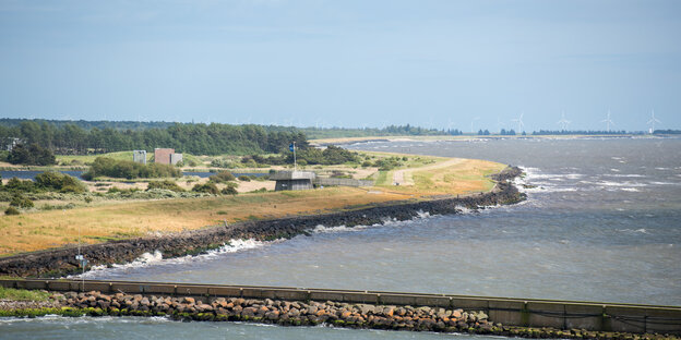 Strand der Ostseeinsel Lolland und eine Mole Strand der Ostseeinsel Lolland und eine Mole