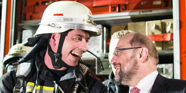 Zwei Männer lachen Zwei Männer lachen