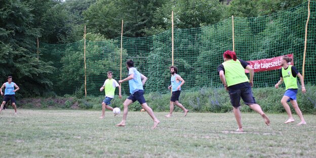 Leute spielen Fußball Leute spielen Fußball