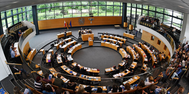 Ein Saal mit sitzen in Rondellanordnung Ein Saal mit sitzen in Rondellanordnung