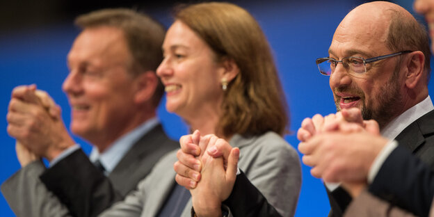 Martin Schulz steht in einer Reihe mit Thomas Oppermann und Katarina Barley, alle halten sich an den Händen Martin Schulz steht in einer Reihe mit Thomas Oppermann und Katarina Barley, alle halten sich an den Händen