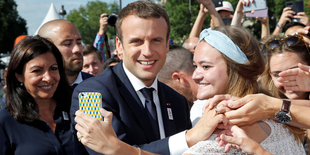 Macron in einer Menschenmenge Macron in einer Menschenmenge