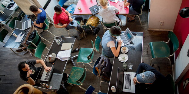 Gäste arbeiten in Berlin-Mitte im Café St. Oberholz an ihren Laptops Gäste arbeiten in Berlin-Mitte im Café St. Oberholz an ihren Laptops