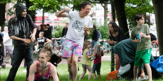 Menschen bei einer wasserschlacht Menschen bei einer wasserschlacht