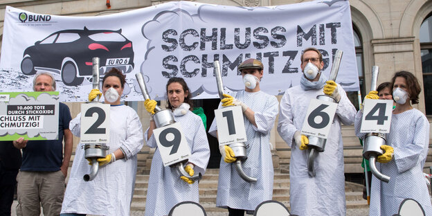 BUND-Aktivisten halten ein Transparent BUND-Aktivisten halten ein Transparent