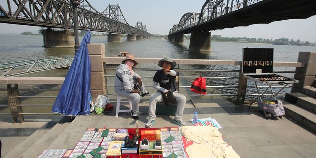 Chinesische Händler am Yalu-Fluss Chinesische Händler am Yalu-Fluss