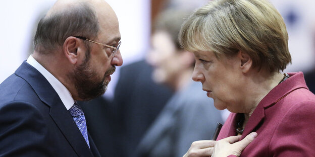 Angela Merkel trägt einen apfelgrünen Blazer, lächelt und packt ihre schwarze Handtasch Angela Merkel trägt einen apfelgrünen Blazer, lächelt und packt ihre schwarze Handtasch