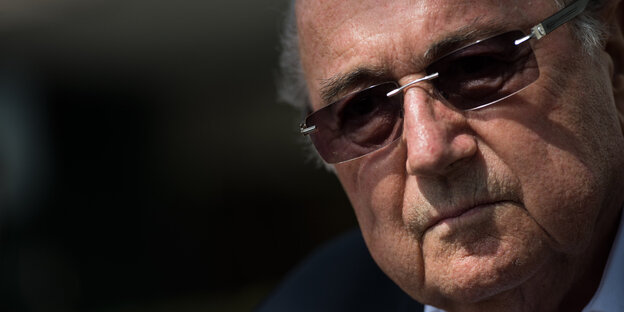 Joseph Blatter vor schwarzem Hintergrund Joseph Blatter vor schwarzem Hintergrund
