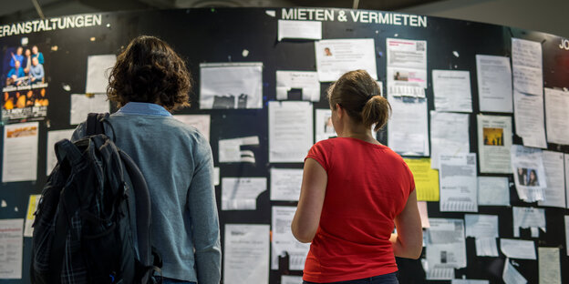 StudentInnen am schwarzen Brett