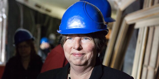 Katrin Lompscher mit Bauhelm Katrin Lompscher mit Bauhelm