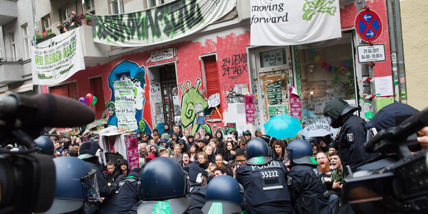 Blockierer und Polizisten vor der Friedel 54 Blockierer und Polizisten vor der Friedel 54