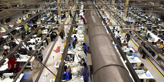 EIne Textilfabrik in Bangladesh, viele Arbeiter von oben fotografiert EIne Textilfabrik in Bangladesh, viele Arbeiter von oben fotografiert