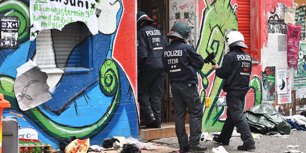 Polizisten im Eingang der Friedel 54 Polizisten im Eingang der Friedel 54
