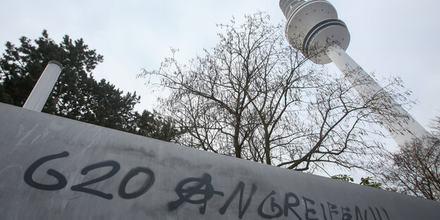 Betonwand, auf die gesprüht ist: "G20 angreifen!!!" Betonwand, auf die gesprüht ist: "G20 angreifen!!!"
