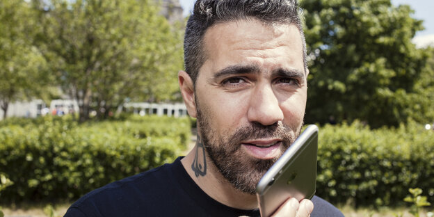 Bushido spricht in sein Smartphone Bushido spricht in sein Smartphone