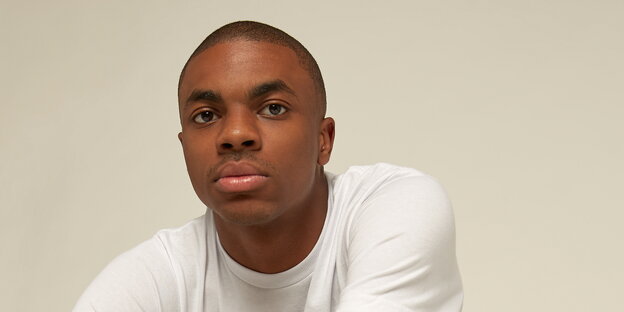 VinceStaples steht vor grauem Hintergrund VinceStaples steht vor grauem Hintergrund